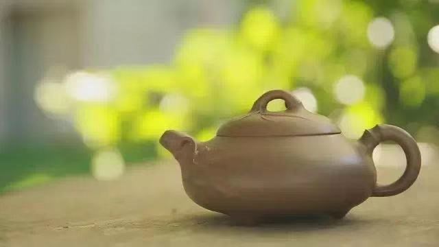 無由持一碗，寄與愛茶人